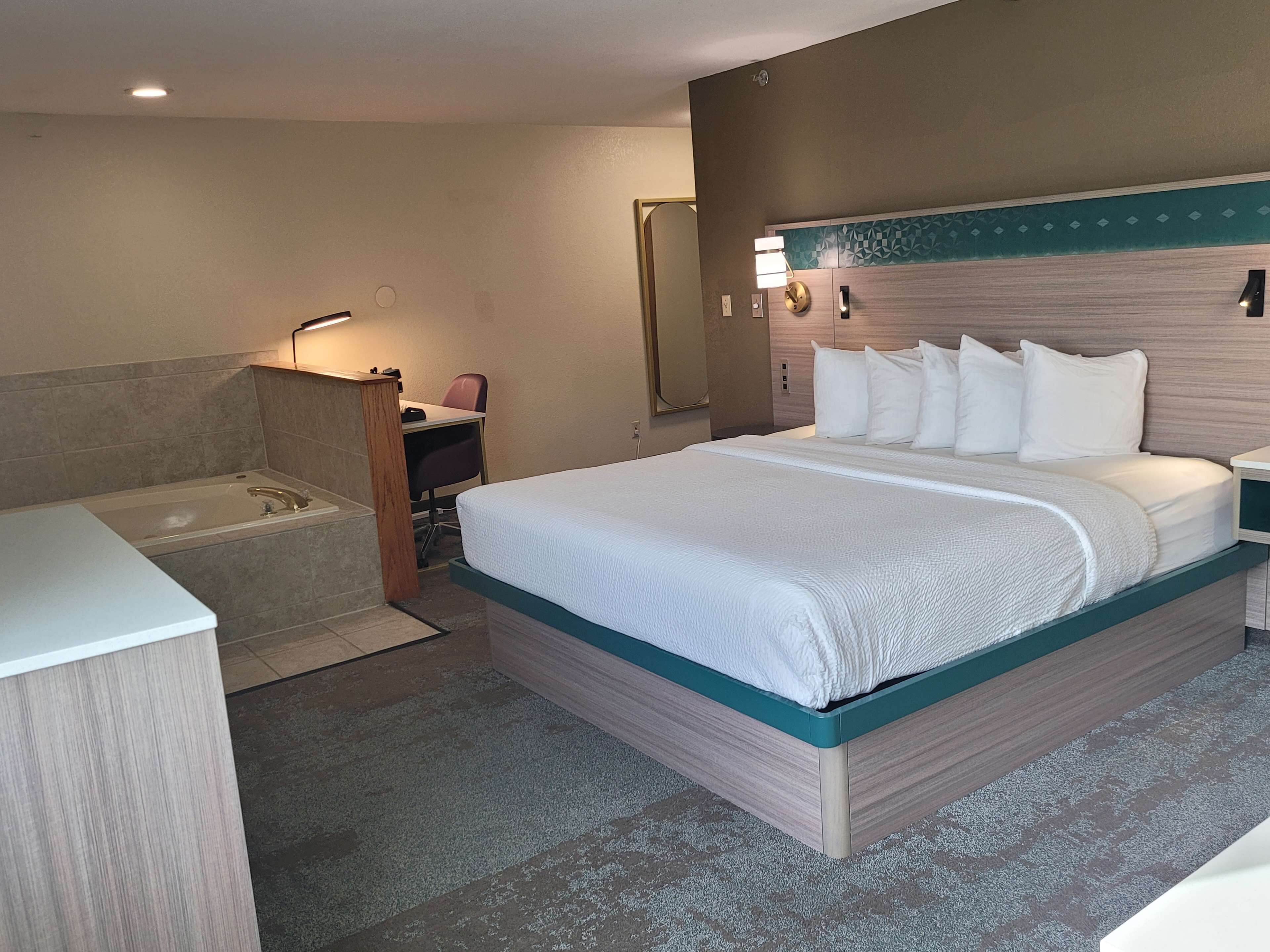 Quarto standard, 1 cama King, para não fumantes, banheira de hidromassagem (with Sofabed) | Cofres nos quartos, escrivaninha, espaço de trabalho para notebook