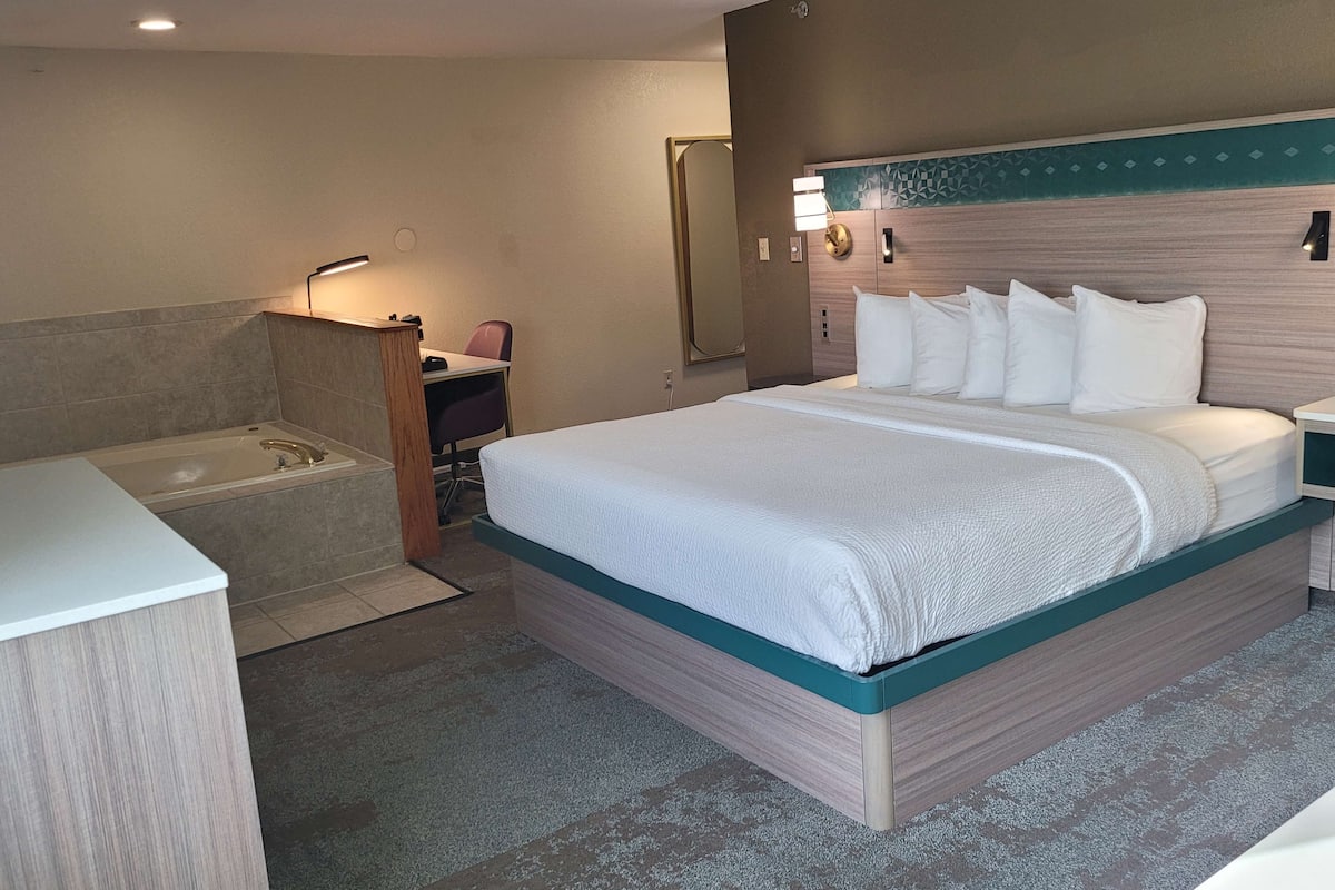 Quarto standard, 1 cama King, para não fumantes, banheira de hidromassagem (with Sofabed) | Cofres nos quartos, escrivaninha, espaço de trabalho para notebook