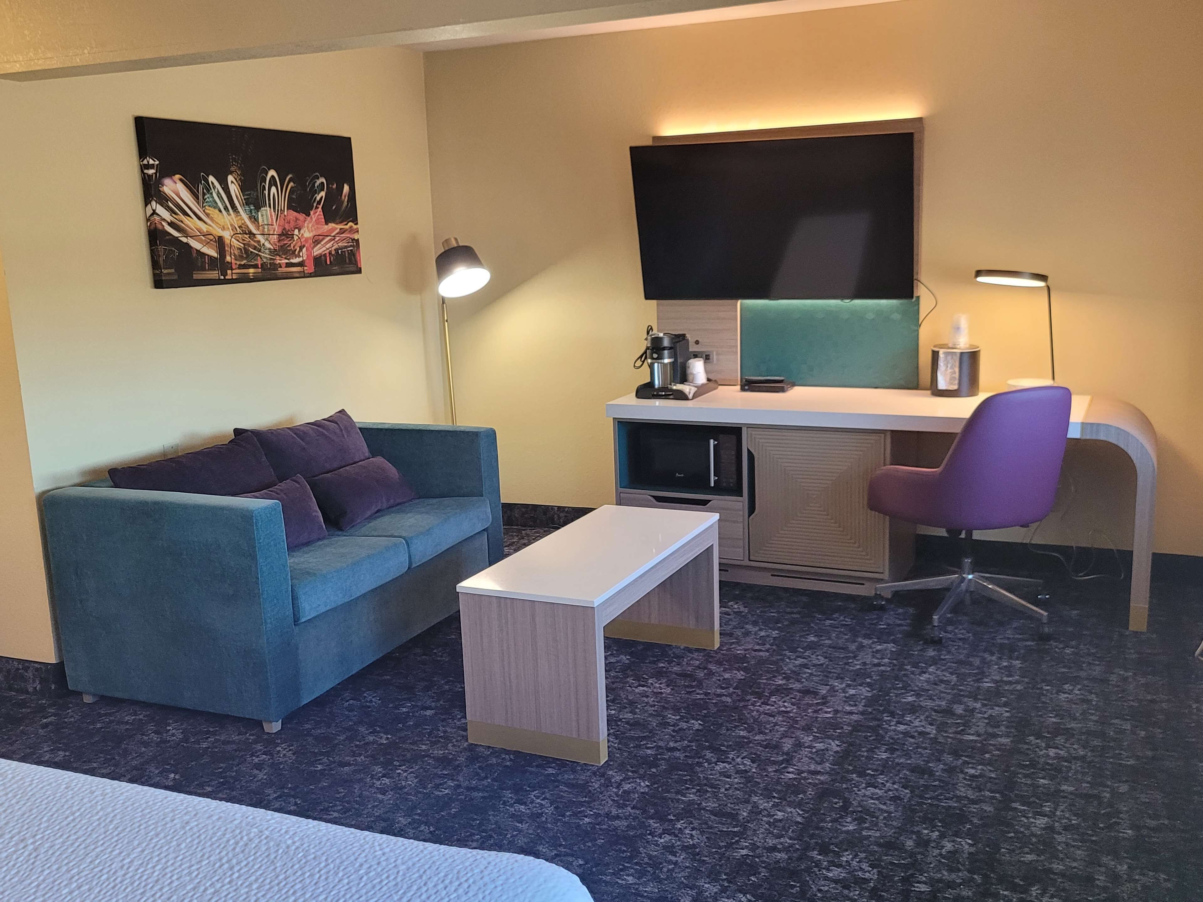 Quarto standard, 1 cama King, para não fumantes, geladeira e micro-ondas (Larger Room;with Sofabed) | Cofres nos quartos, escrivaninha, espaço de trabalho para notebook