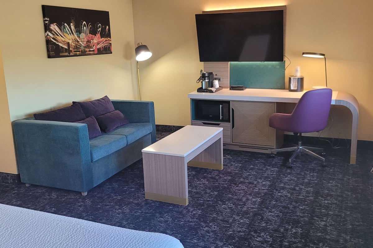 Quarto standard, 1 cama King, para não fumantes, geladeira e micro-ondas (Larger Room;with Sofabed) | Cofres nos quartos, escrivaninha, espaço de trabalho para notebook