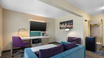 Kamar Standar, 1 Tempat Tidur King, Bebas Asap Rokok (Larger Room;with Sofabed) | Brankas, meja kerja, ruang kerja ramah laptop, dan setrika/meja setrika