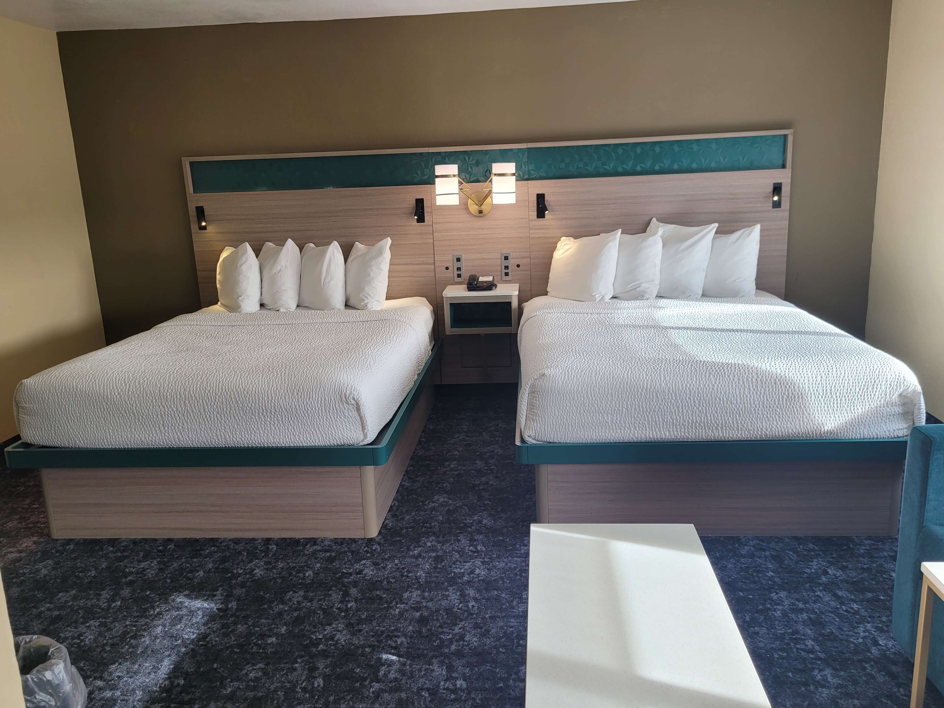 Quarto standard, 2 camas Queen, para não fumantes (Larger Room;with Sofabed) | Cofres nos quartos, escrivaninha, espaço de trabalho para notebook