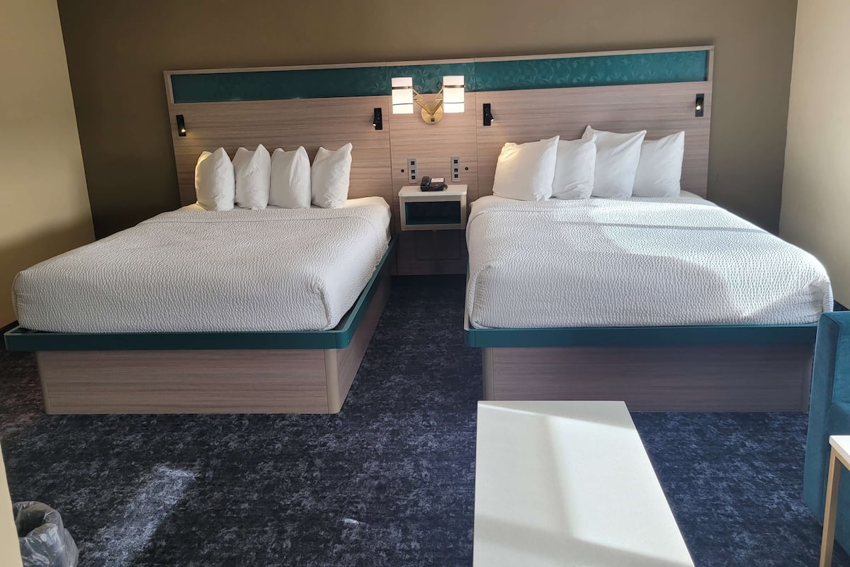 Quarto standard, 2 camas Queen, para não fumantes (Larger Room;with Sofabed) | Cofres nos quartos, escrivaninha, espaço de trabalho para notebook