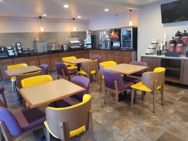 Café da manhã completo grátis todos os dias