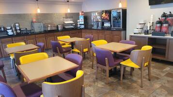 Café da manhã completo grátis todos os dias