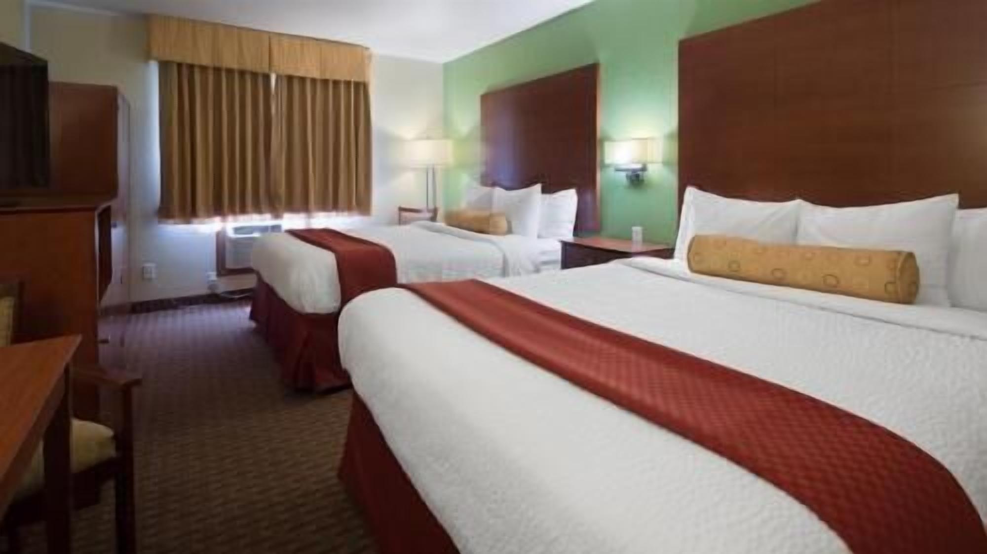 خزنة داخل الغرفة ومكتب ومساحة عمل للكمبيوتر المحمول ومكواة/لوح كي