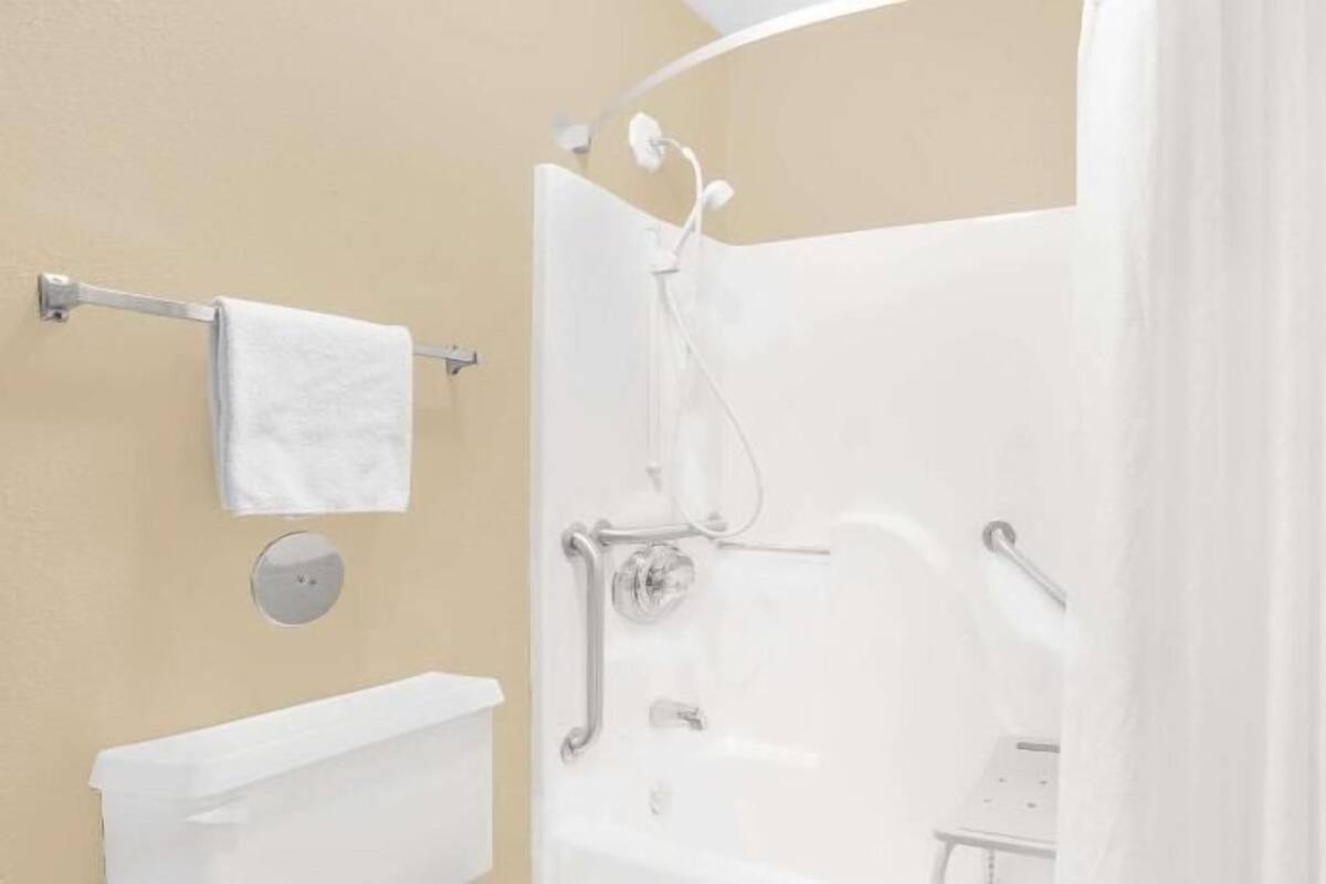 Salle de bain | Ensemble baignoire-douche, articles de toilette (gratuits)