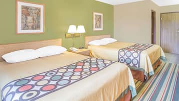 Une chambre d’hôtel avec deux lits, une moquette à rayures et deux lampes fixées au mur.