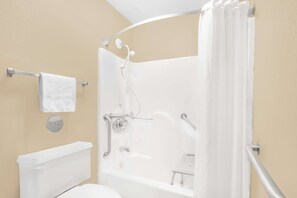 Chambre, 1 grand lit, accessible aux personnes à mobilité réduite, non-fumeurs (Mobility Accessible) | Salle de bain | Ensemble douche/baignoire, articles de toilette gratuits