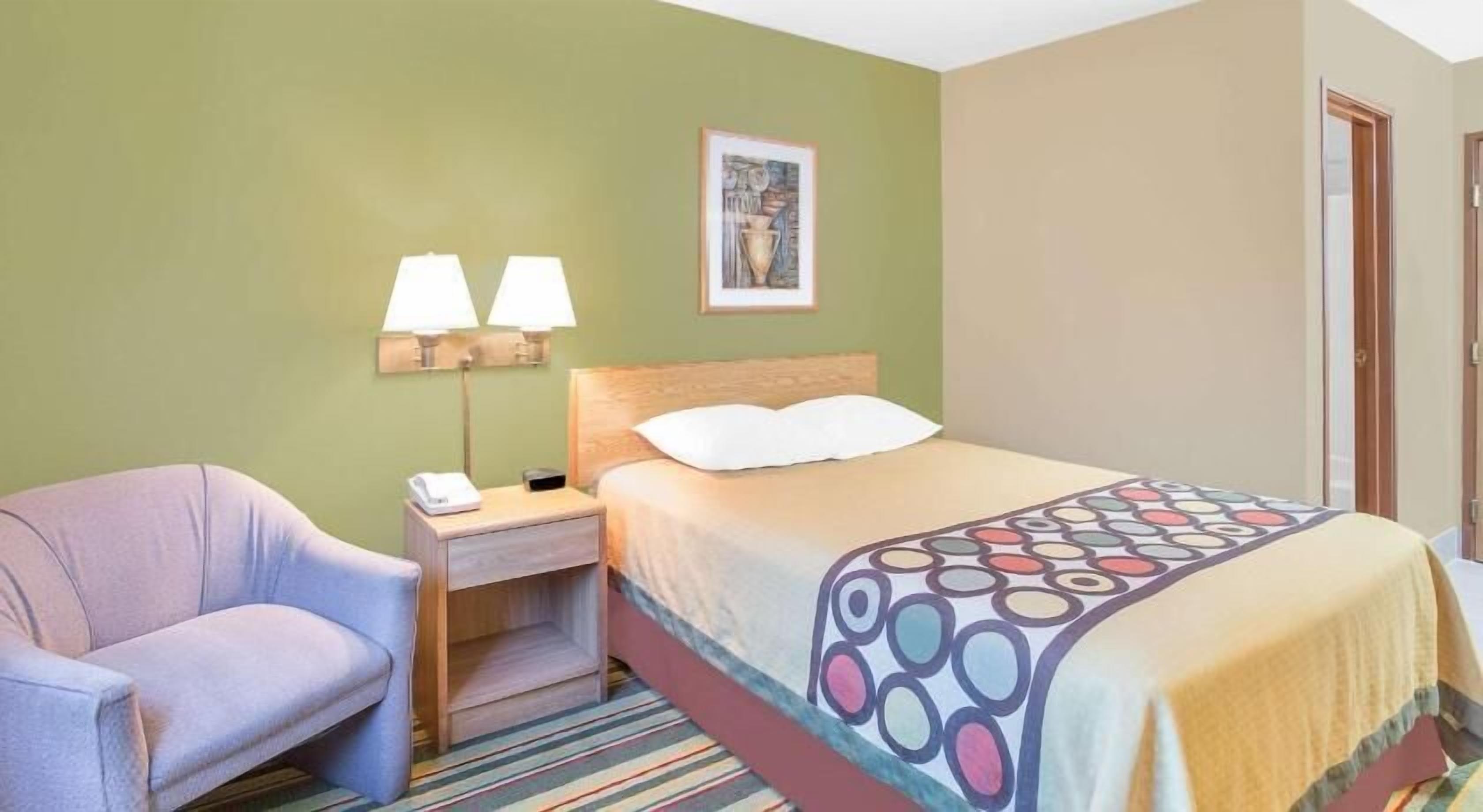 Een bureau, een strijkplank/strijkijzer, gratis babybedden, gratis wifi