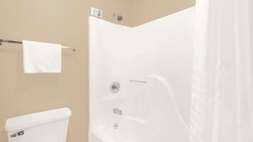 Badkar/dusch, gratis toalettartiklar och handdukar