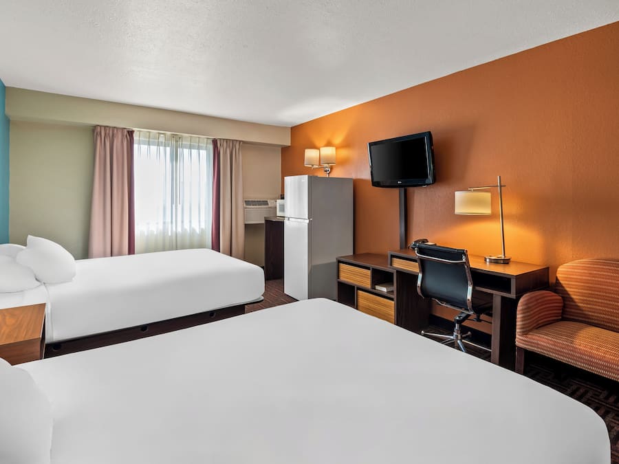 Muebles diferentes, escritorio y espacio para trabajar con laptop