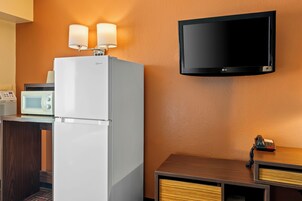 Muebles diferentes, escritorio y espacio para trabajar con laptop
