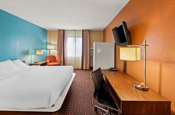 Individually furnished, desk, laptop workspace, iron/ironing board - Rodeway Inn Effingham North (Effingham)