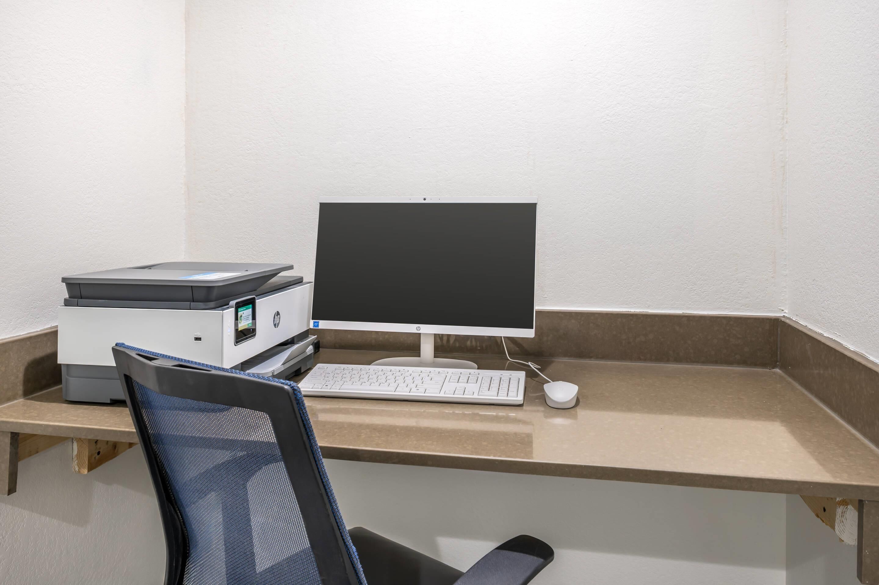 Un bureau d’ordinateur équipé d’un ordinateur de bureau, d’un clavier et d ’une souris.