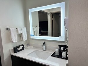 Amenidades de baño gratuitas, secadora de cabello, toallas 