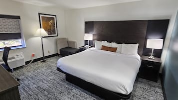 Colchones con pillow-top, escritorio y tabla de planchar con plancha