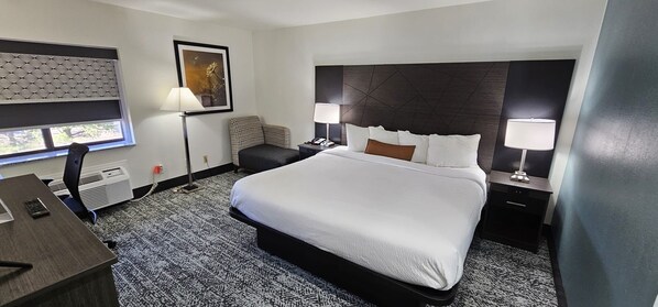 Camas con pillow-top, escritorio y tabla de planchar con plancha 