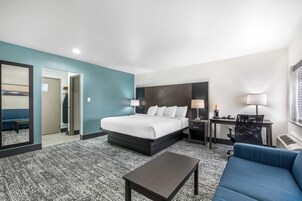 Colchones con pillow-top, escritorio y tabla de planchar con plancha 