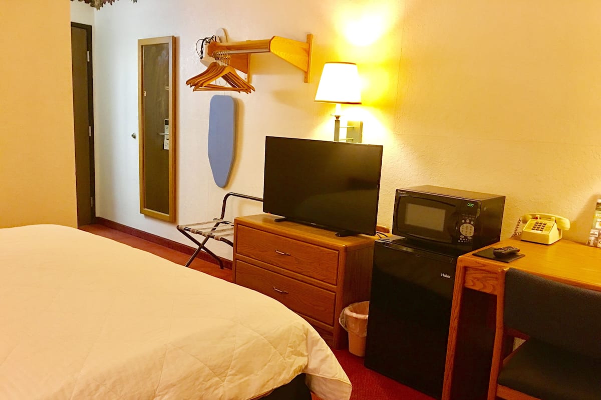 Zimmer, 1 Queen-Bett, Nichtraucher | Kostenloses WLAN, Bettwäsche, Wecker