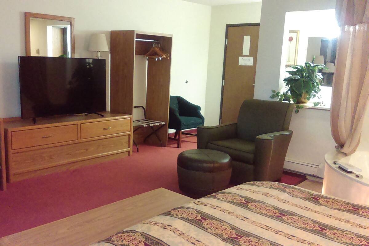 Room, 1 King Bed, Jetted Tub | WiFi (free), alarm clocks, bed sheets