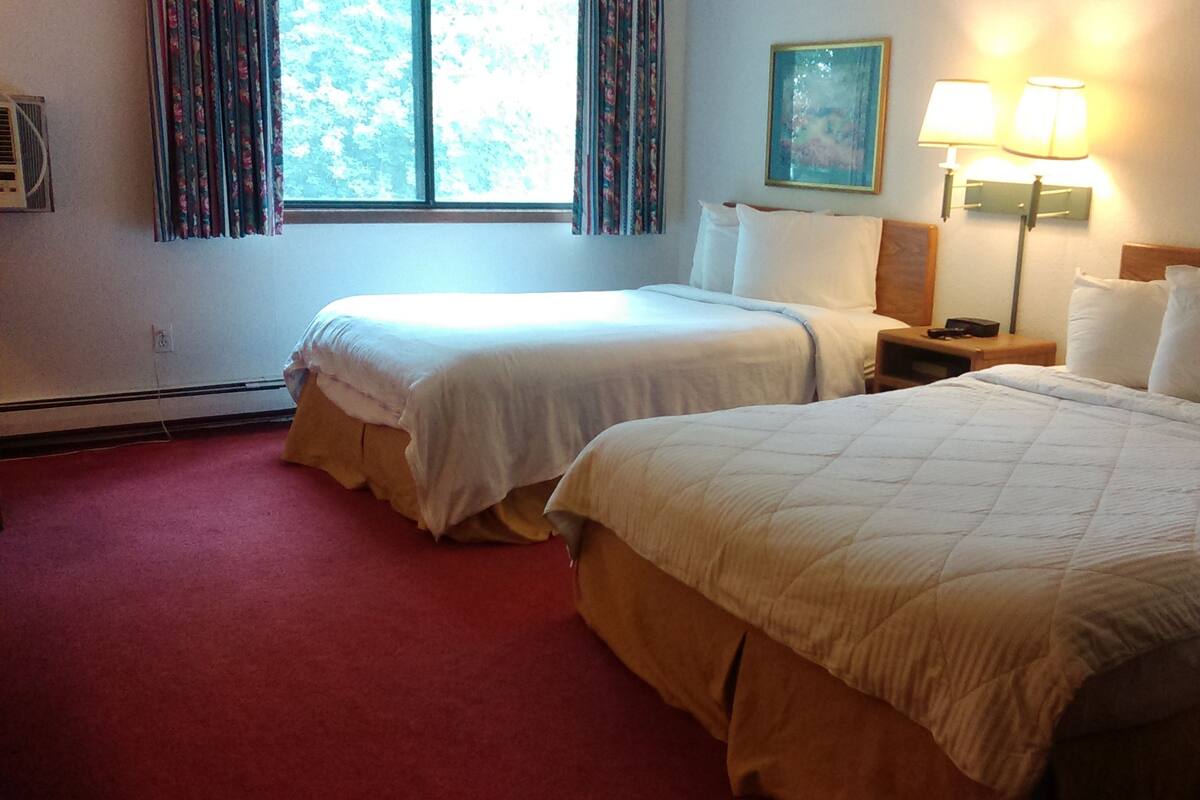 Standard room with two queen beds non sm | WiFi (free), alarm clocks, bed sheets