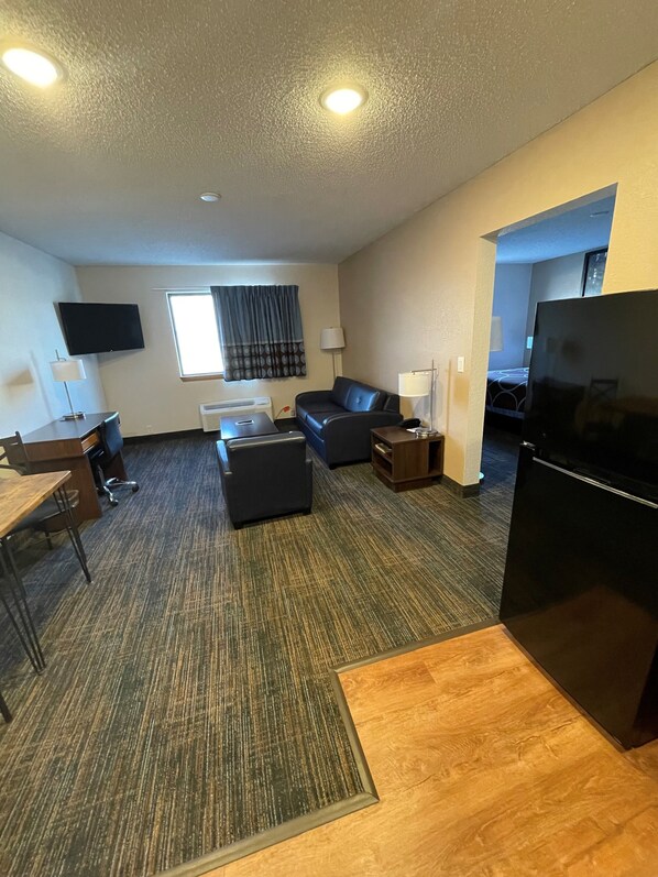 Studiosuite, 1 King-Bett, Nichtraucher | Wohnbereich | Fernseher