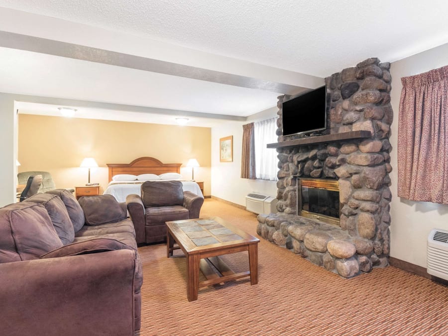 Bàn, màn/rèm cản sáng, bàn ủi/dụng cụ ủi quần áo