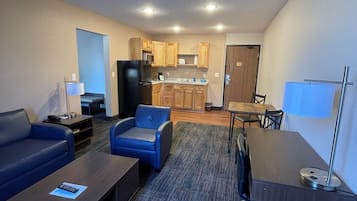 Studio Suite, 1 King Bed, Non Smoking | Living area