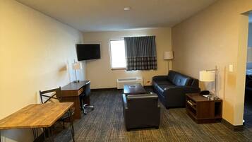 Studio Suite, 1 Katil Raja (King), Non Smoking | Ruang tamu | TV