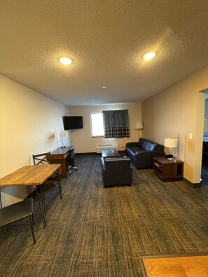 Studiosuite, 1 King-Bett, Nichtraucher | Wohnbereich | Fernseher