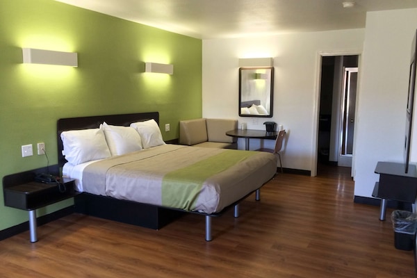 Skrivebord, blendingsgardiner, lydisolert og wi-fi (inkludert)