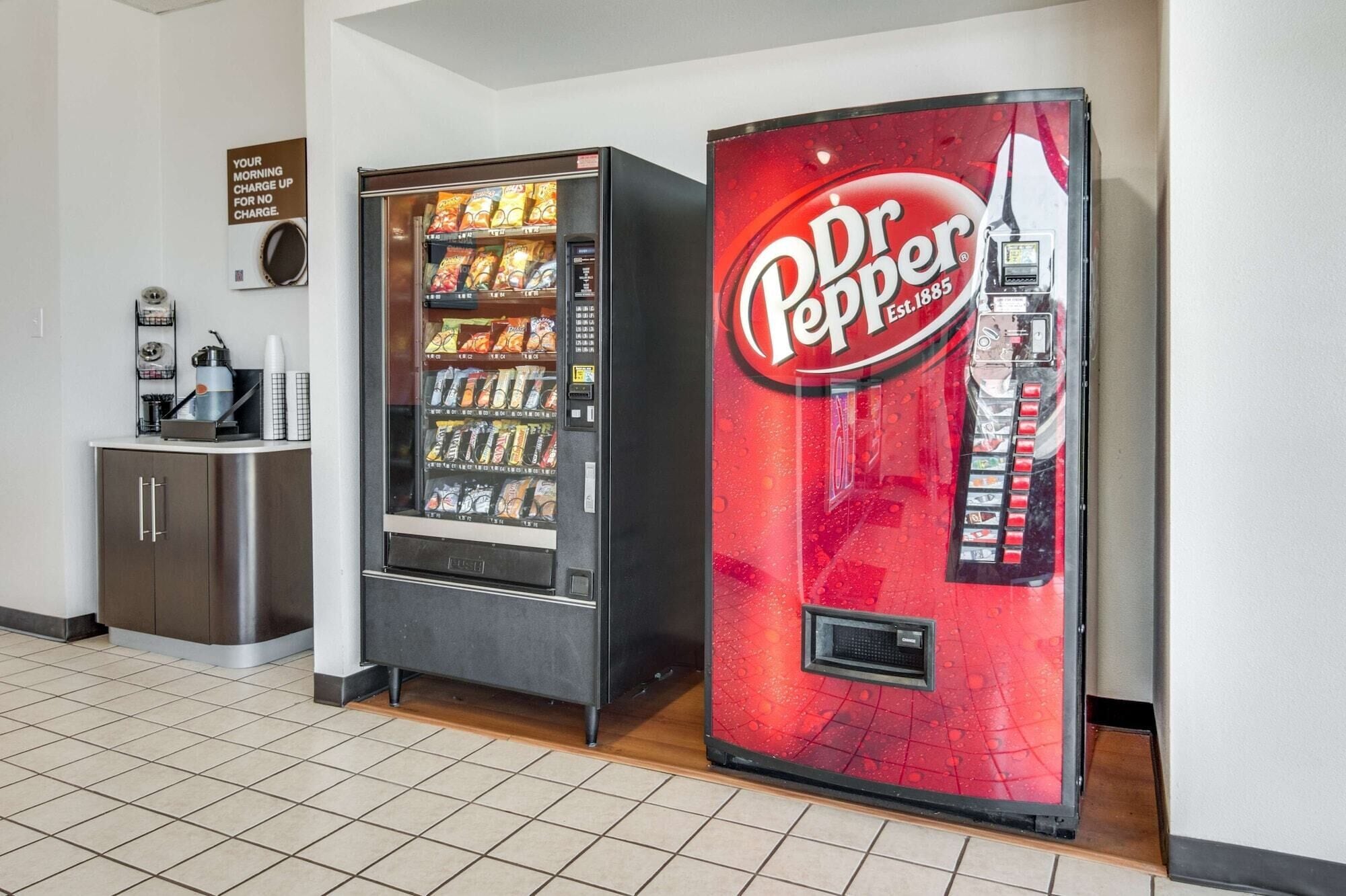 Máquina expendedora de Dr. Pepper y máquina expendedora de snacks en el vestíbulo de un hotel.