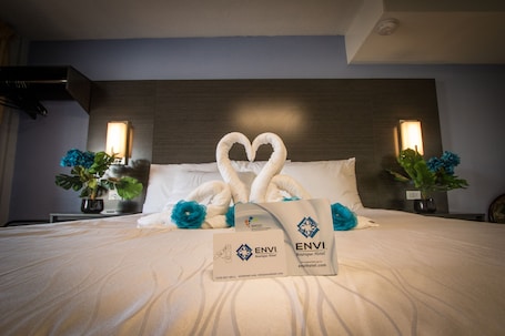 Colchones con pillow-top, escritorio y espacio para trabajar con laptop