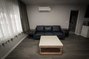 1 bedroom, pillowtop beds, desk, laptop workspace