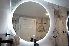 Eco-friendly toiletries, hair dryer, towels, soap - Envi Boutique Hotel Henderson-Evansville South (Henderson)