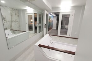 Honeymoon Suite w/ JettedTub Smoking | Jetted bathtub - Envi Boutique Hotel Henderson-Evansville South (Henderson)