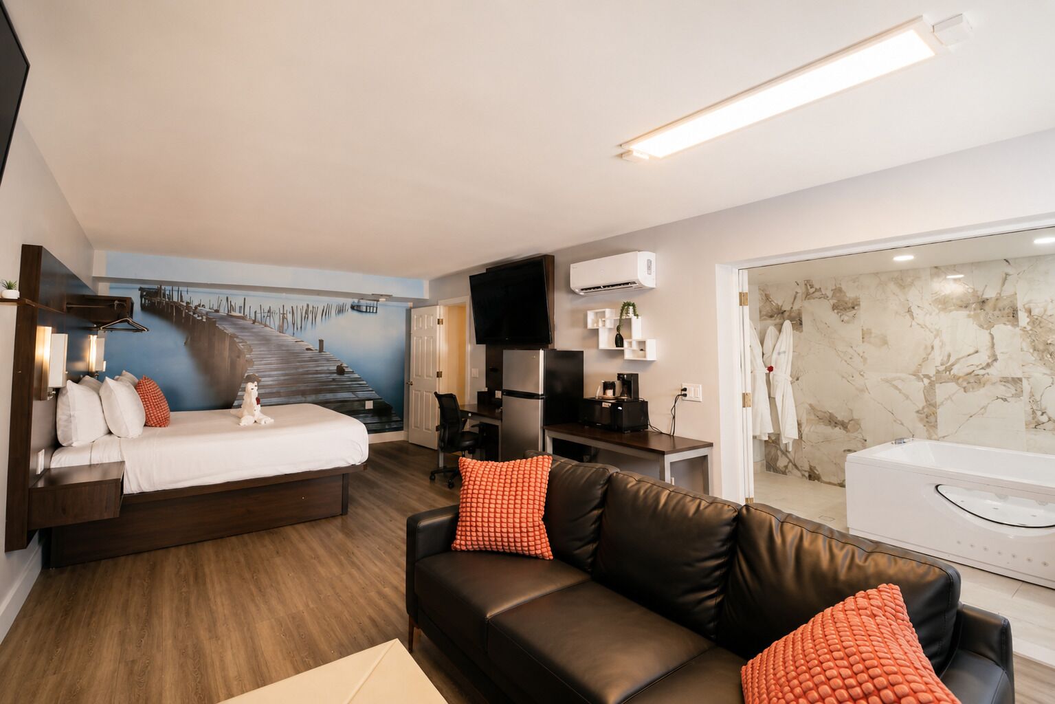 Honeymoon Suite w/ JettedTub Non-Smoking