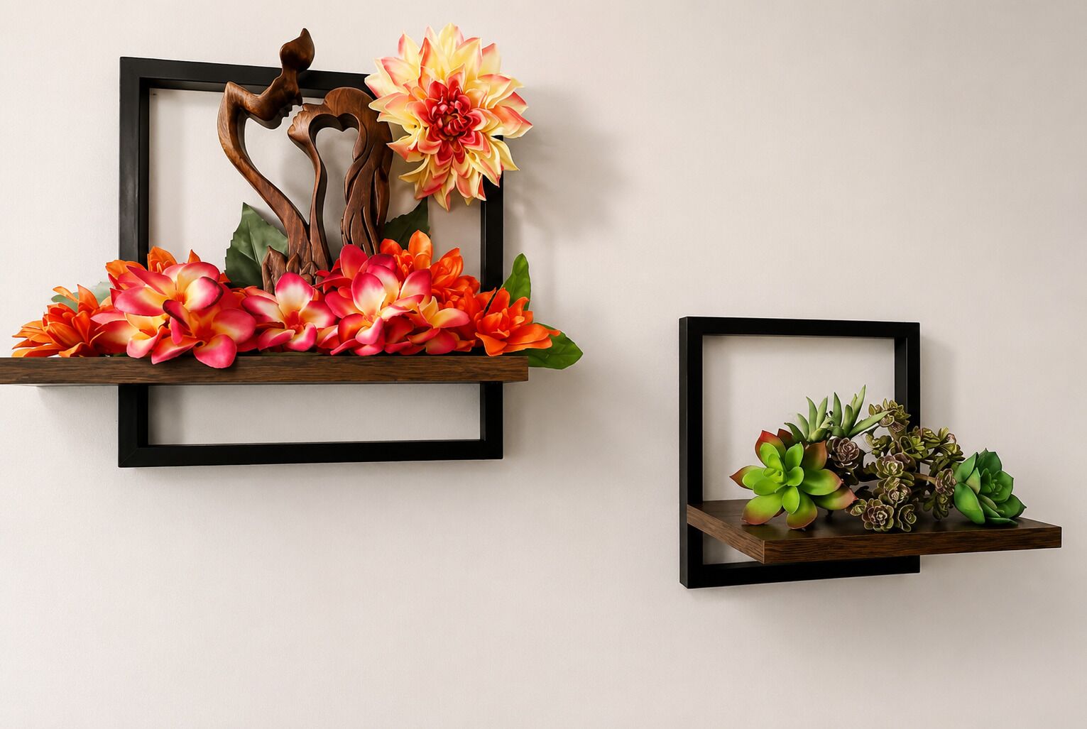 To væghængte hylder med kunstige blomster og planter.