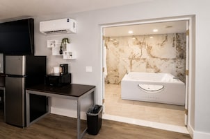 Honeymoon Suite w/ JettedTub Non-Smoking | Living area | 65-inch flat-screen TV with digital channels