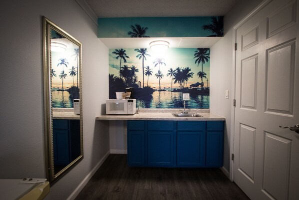 King Bed Accessible Non-Smoking (Pet) | Microwave - Envi Boutique Hotel Henderson-Evansville South (Henderson)