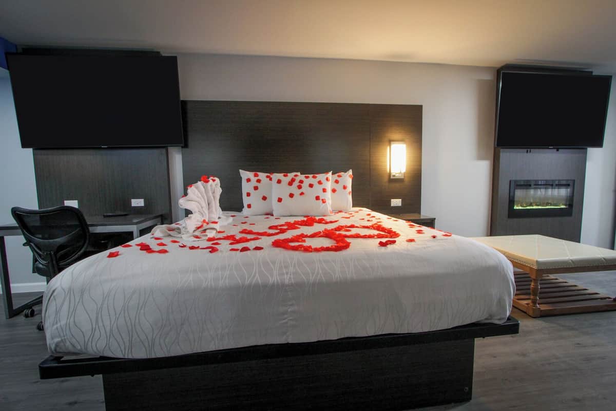 1 bedroom, pillow-top beds, desk, laptop workspace