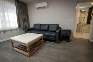 Pillowtop beds, desk, laptop workspace, blackout drapes - Envi Boutique Hotel Henderson-Evansville South (Henderson)