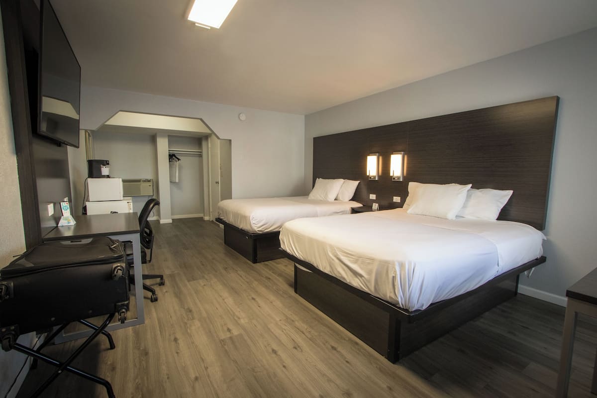 1 bedroom, pillow-top beds, desk, laptop workspace
