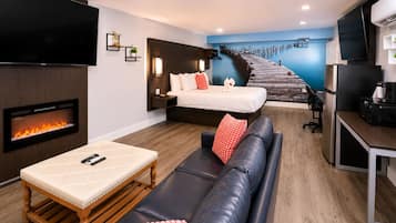Honeymoon Suite w/ JettedTub Non-Smoking | Living area | 65-inch flat-screen TV with digital channels