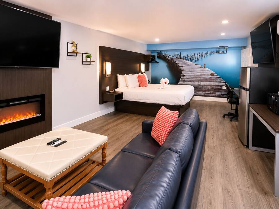 Honeymoon Suite w/ JettedTub Non-Smoking | Living area | 65-inch flat-screen TV with digital channels