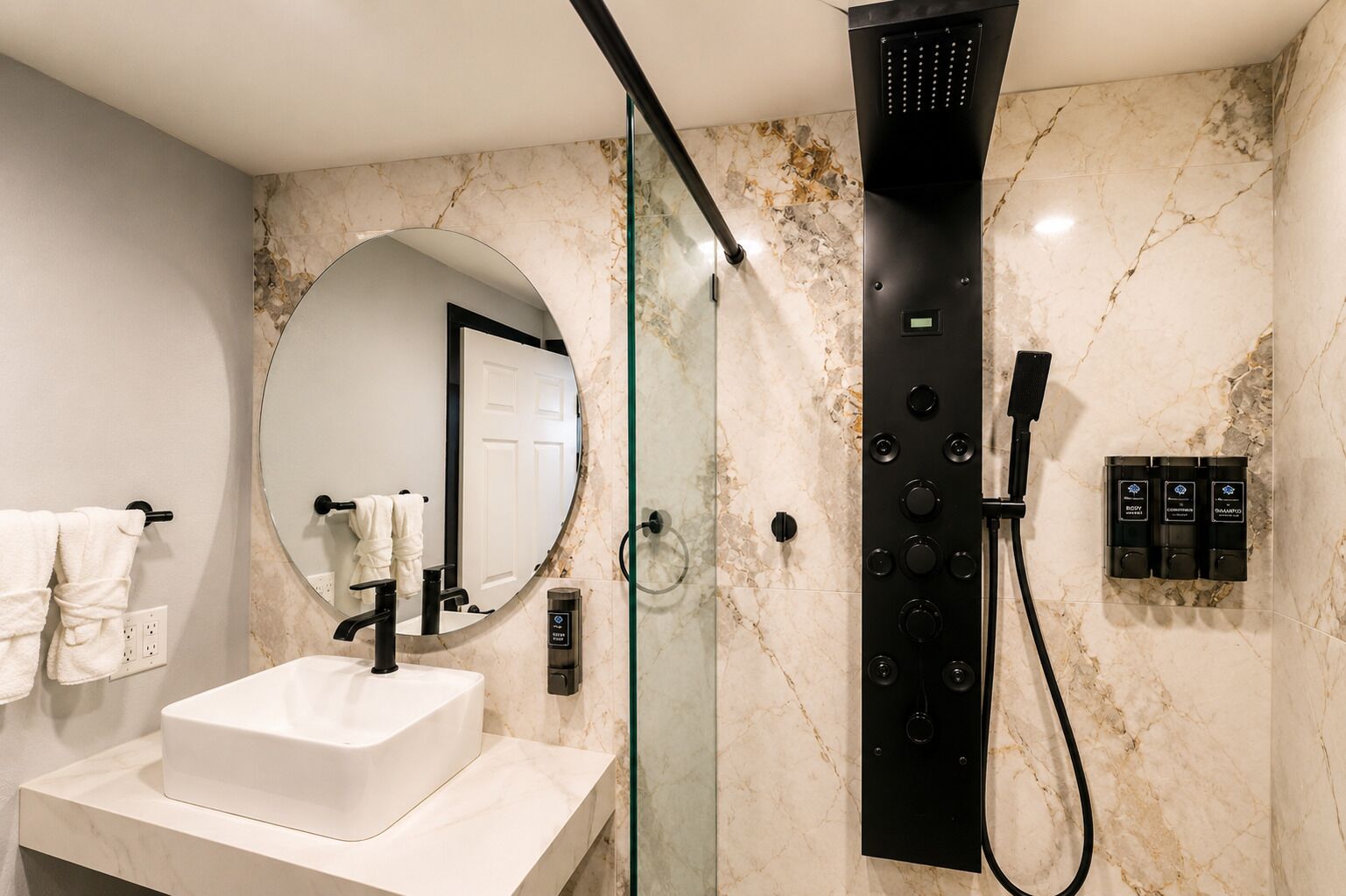 Honeymoon Suite w/ JettedTub Smoking | 욕실 | 친환경 세면용품, 헤어드라이어, 타월, 비누