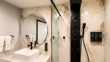 Honeymoon Suite w/ JettedTub Smoking | 욕실 | 친환경 세면용품, 헤어드라이어, 타월, 비누