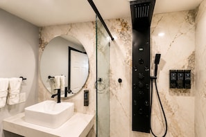 Honeymoon Suite w/ JettedTub Smoking | 욕실 | 친환경 세면용품, 헤어드라이어, 타월, 비누