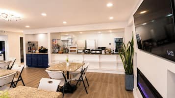 Café da manhã com buffet grátis todos os dias
